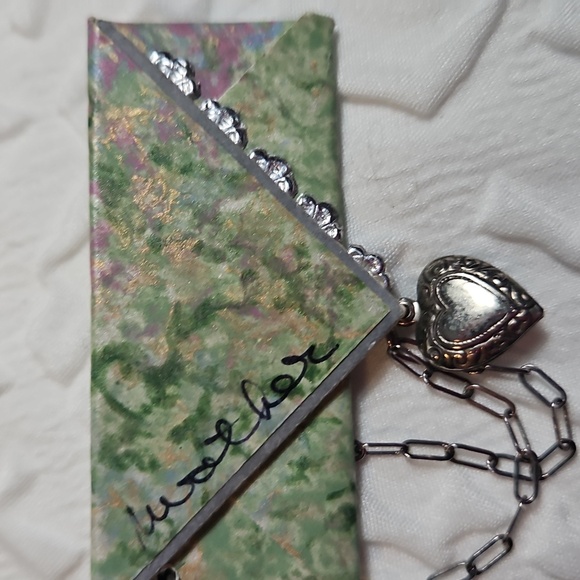 VINTAGE PIN MINITURE ENVELOPE WITH CHAIN AND HEART GREEN & SILVER - Picture 2 of 6